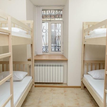 Globus Lipki Hostel Kiev Buitenkant foto
