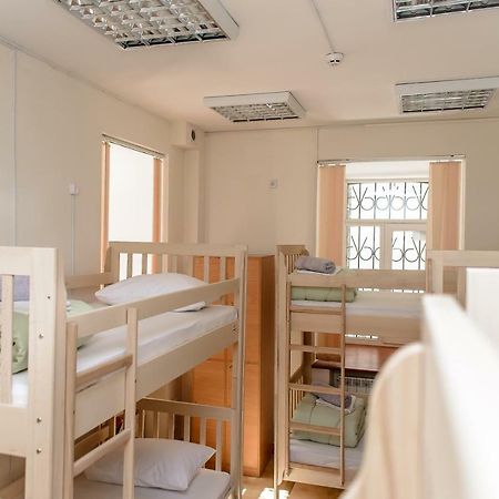 Globus Lipki Hostel Kiev Buitenkant foto