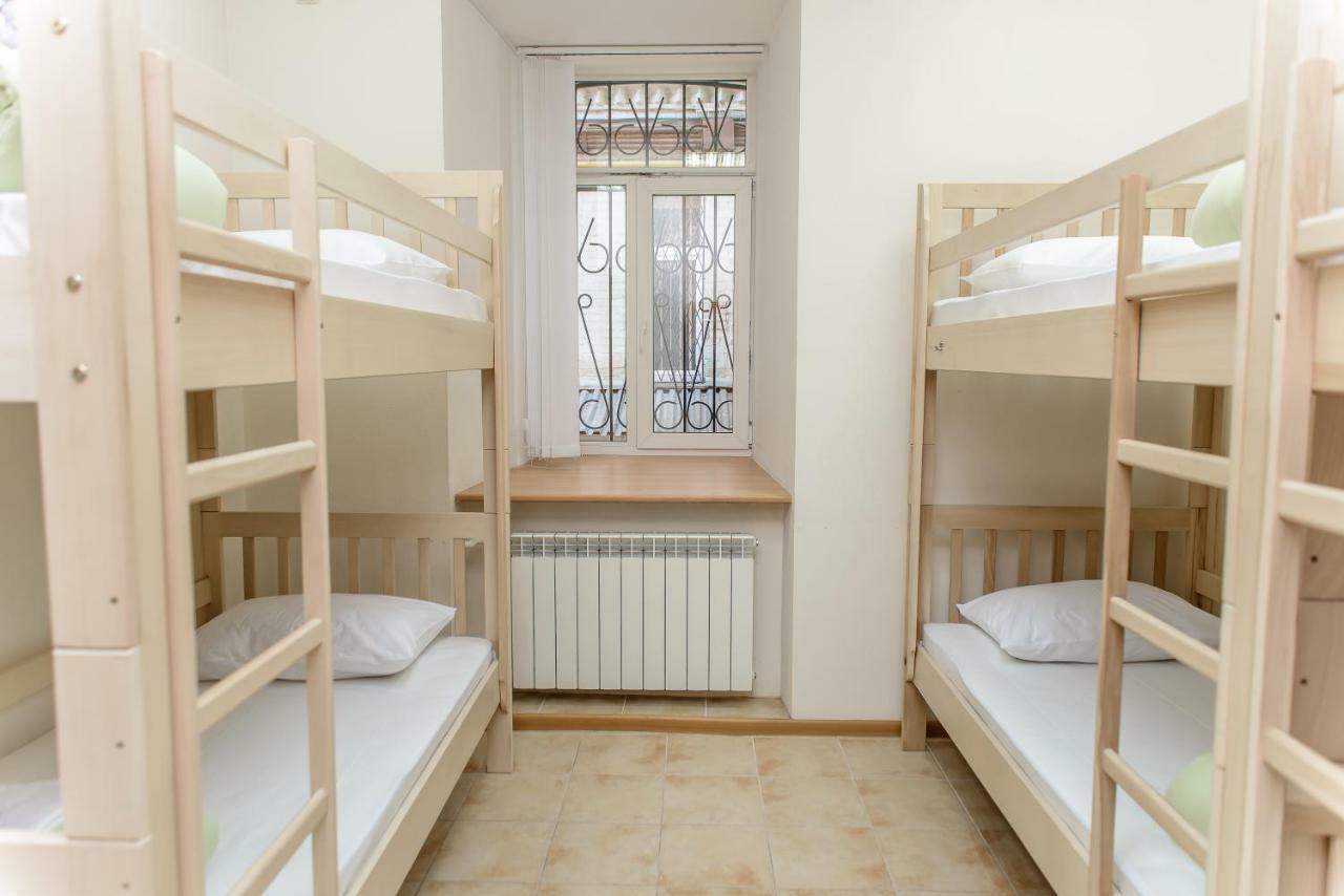 Globus Lipki Hostel Kiev Buitenkant foto