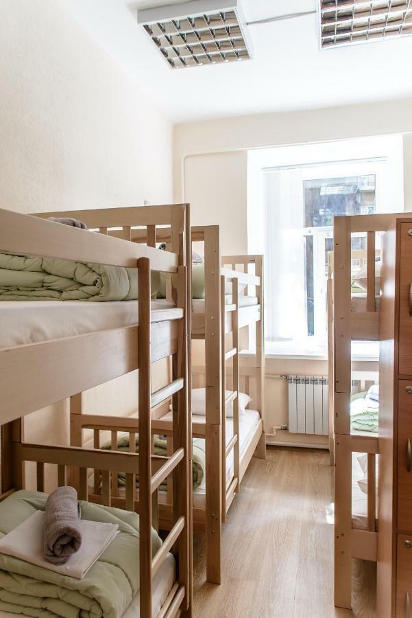 Globus Lipki Hostel Kiev Buitenkant foto