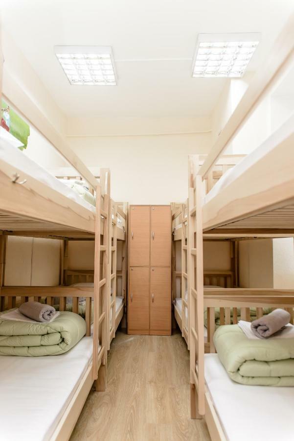 Globus Lipki Hostel Kiev Buitenkant foto