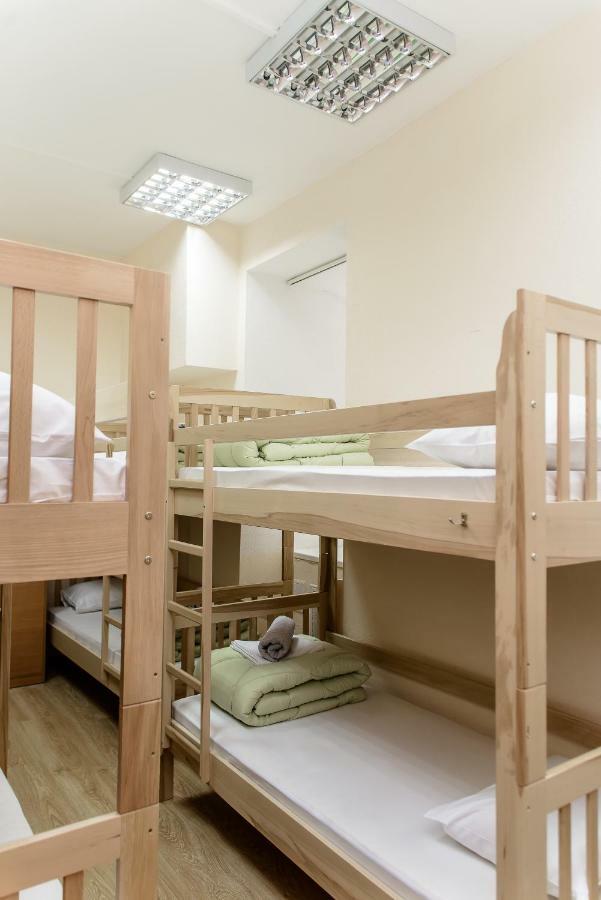 Globus Lipki Hostel Kiev Buitenkant foto