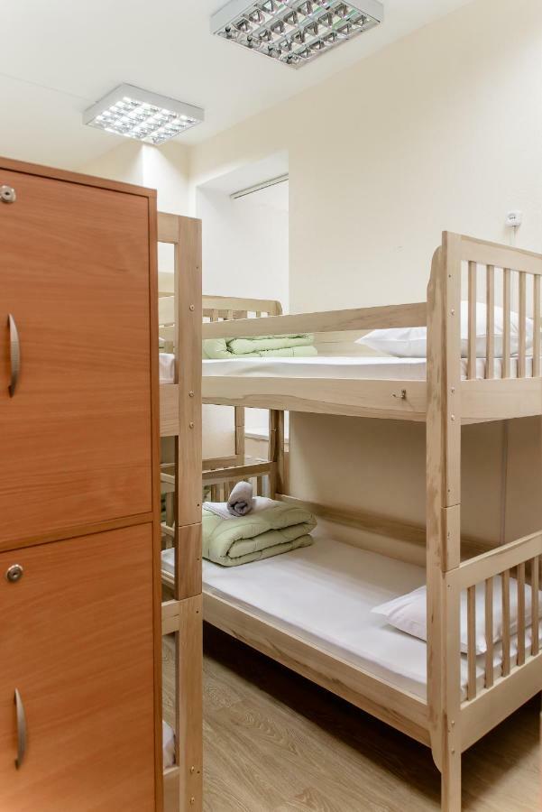 Globus Lipki Hostel Kiev Buitenkant foto