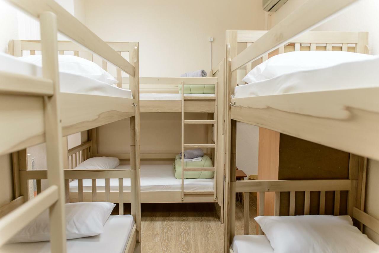Globus Lipki Hostel Kiev Buitenkant foto