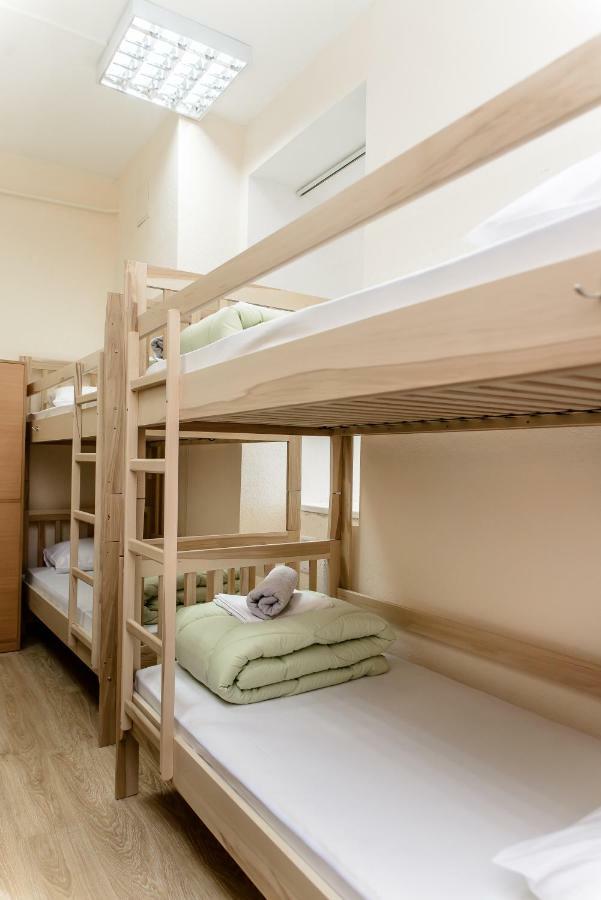 Globus Lipki Hostel Kiev Buitenkant foto