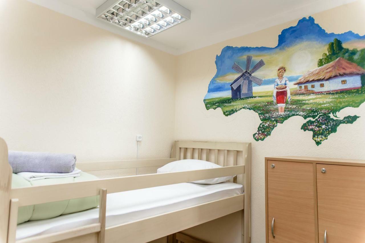 Globus Lipki Hostel Kiev Buitenkant foto