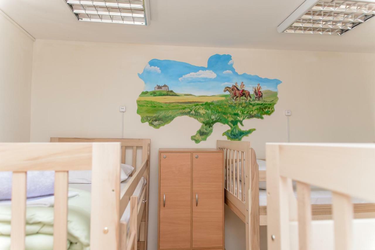 Globus Lipki Hostel Kiev Buitenkant foto