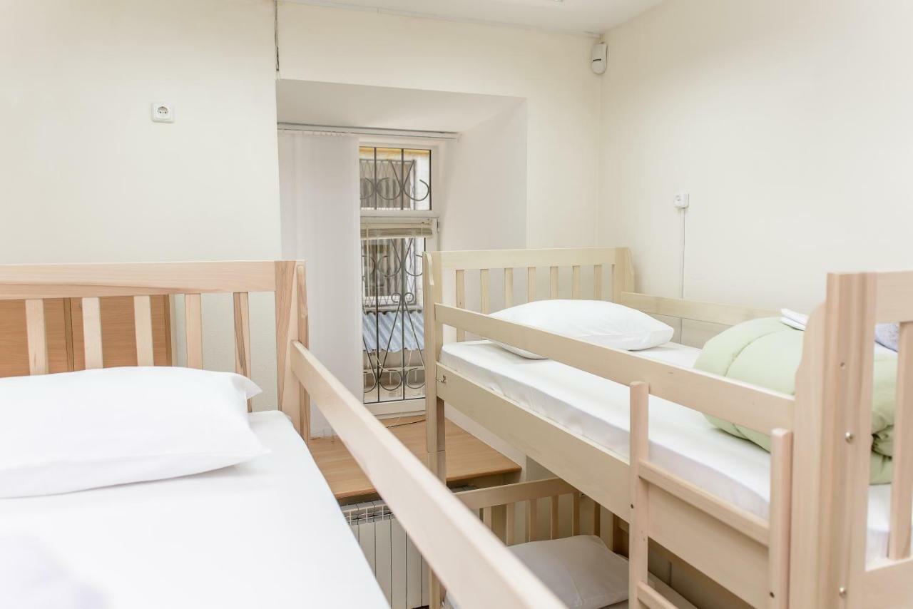 Globus Lipki Hostel Kiev Buitenkant foto
