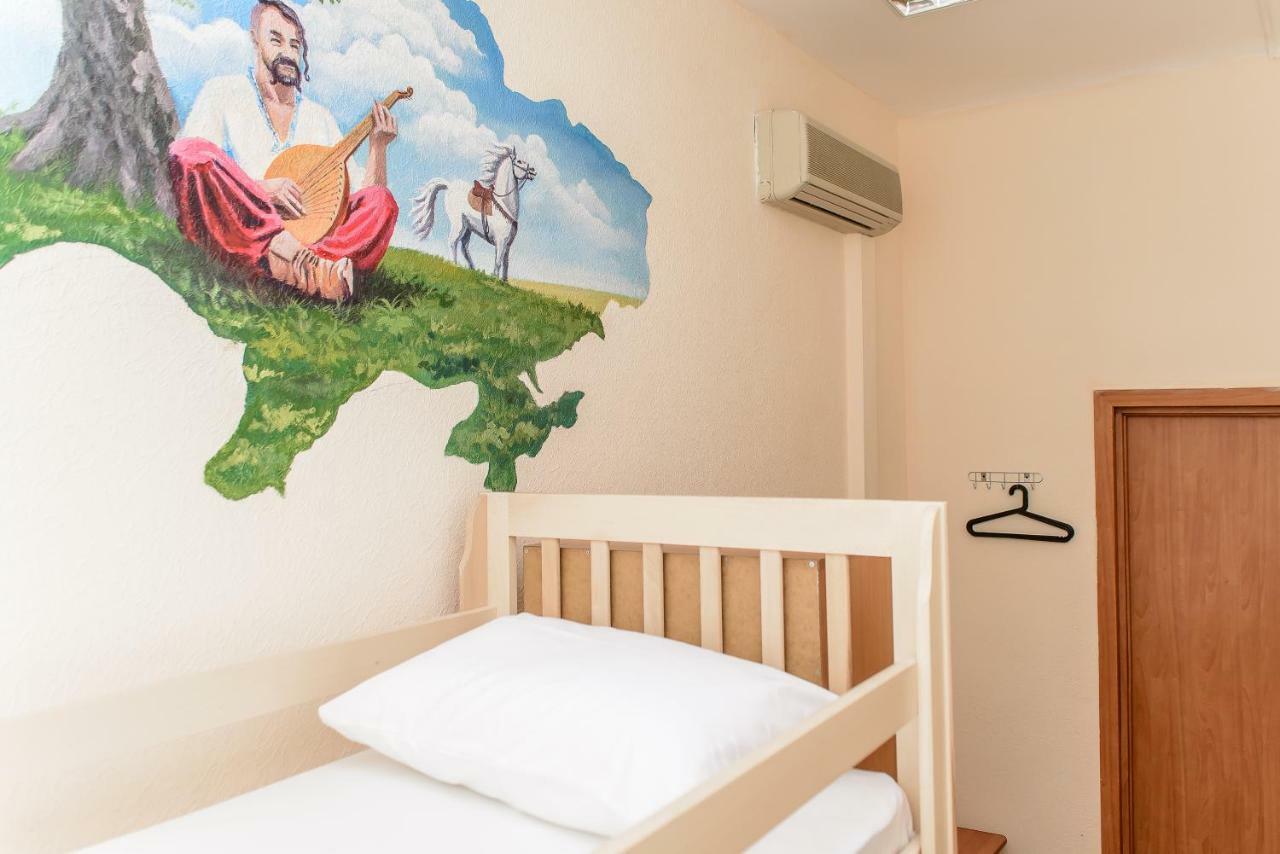Globus Lipki Hostel Kiev Buitenkant foto