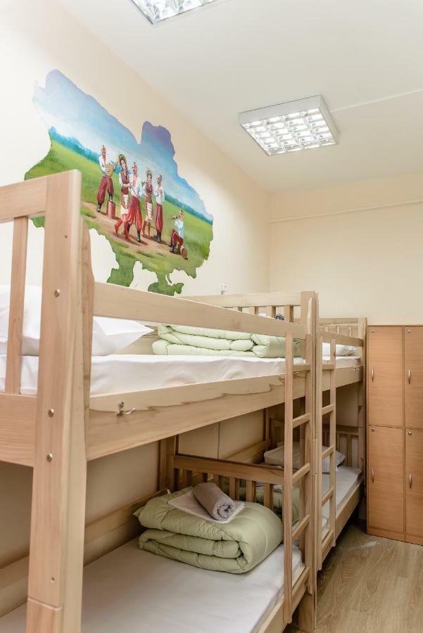 Globus Lipki Hostel Kiev Buitenkant foto