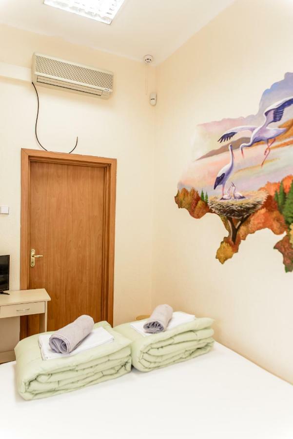 Globus Lipki Hostel Kiev Buitenkant foto