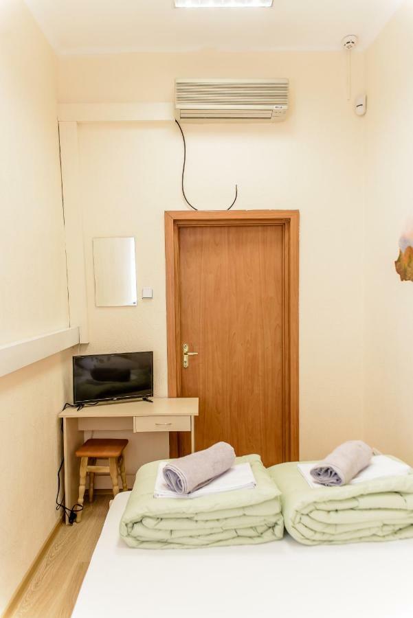 Globus Lipki Hostel Kiev Buitenkant foto