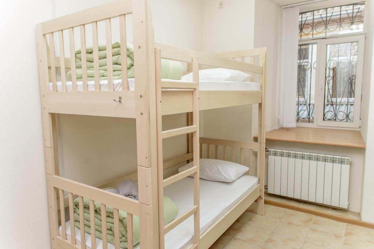 Globus Lipki Hostel Kiev Buitenkant foto