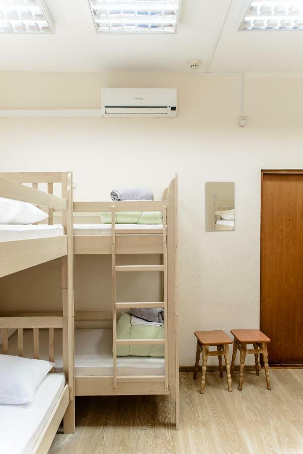 Globus Lipki Hostel Kiev Buitenkant foto