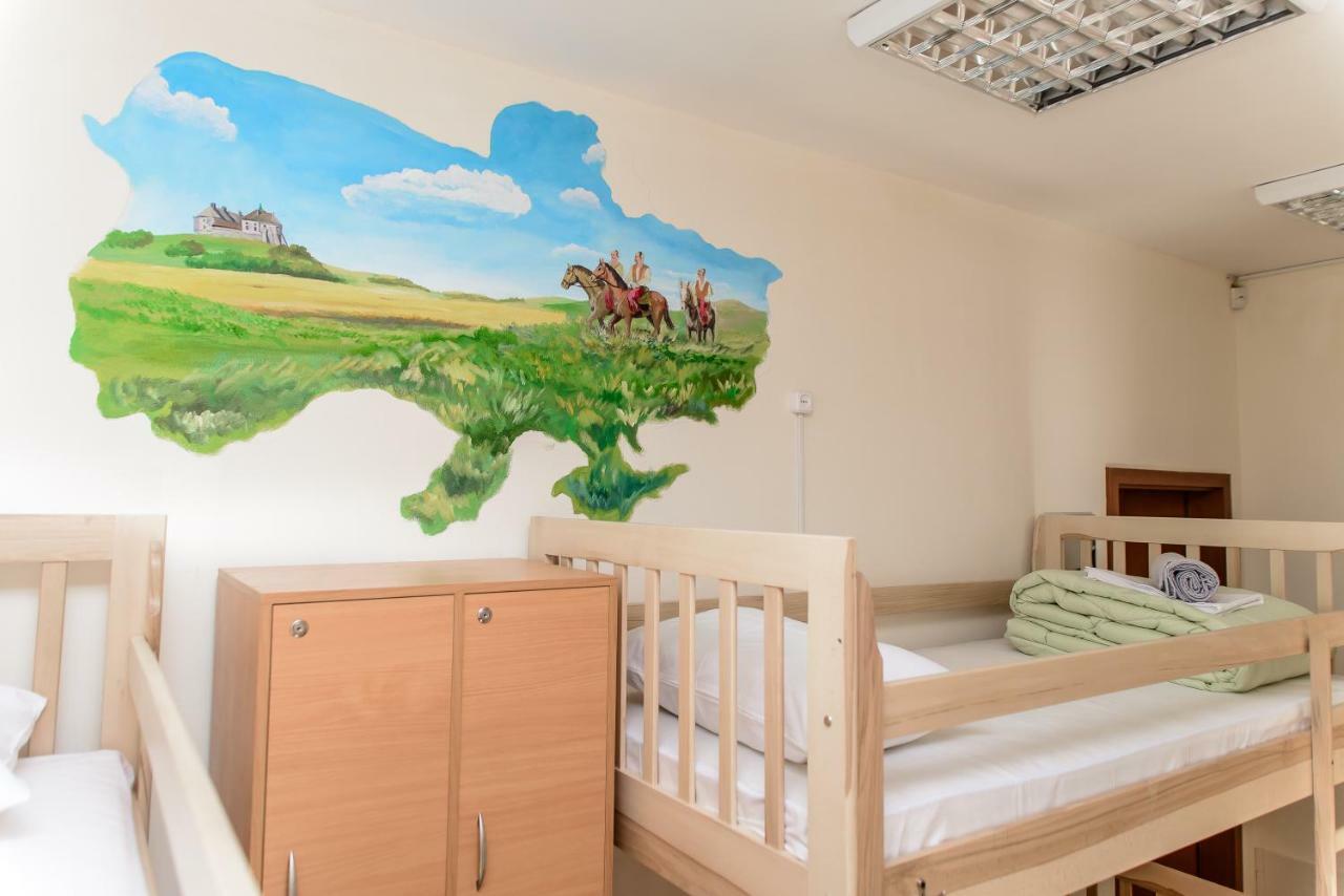 Globus Lipki Hostel Kiev Buitenkant foto