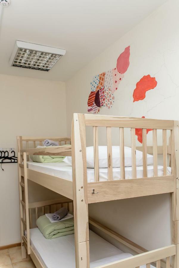 Globus Lipki Hostel Kiev Buitenkant foto