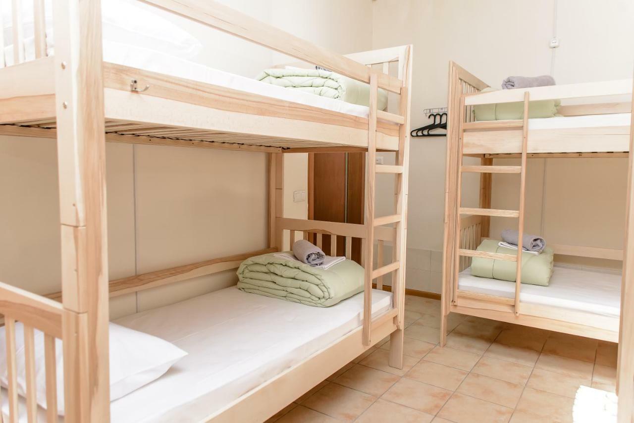 Globus Lipki Hostel Kiev Buitenkant foto