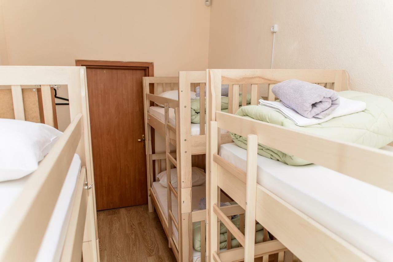 Globus Lipki Hostel Kiev Buitenkant foto