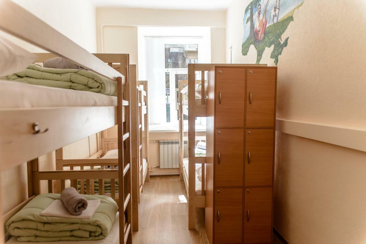 Globus Lipki Hostel Kiev Buitenkant foto