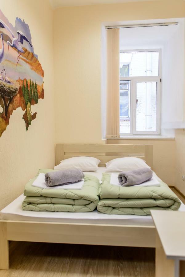 Globus Lipki Hostel Kiev Buitenkant foto