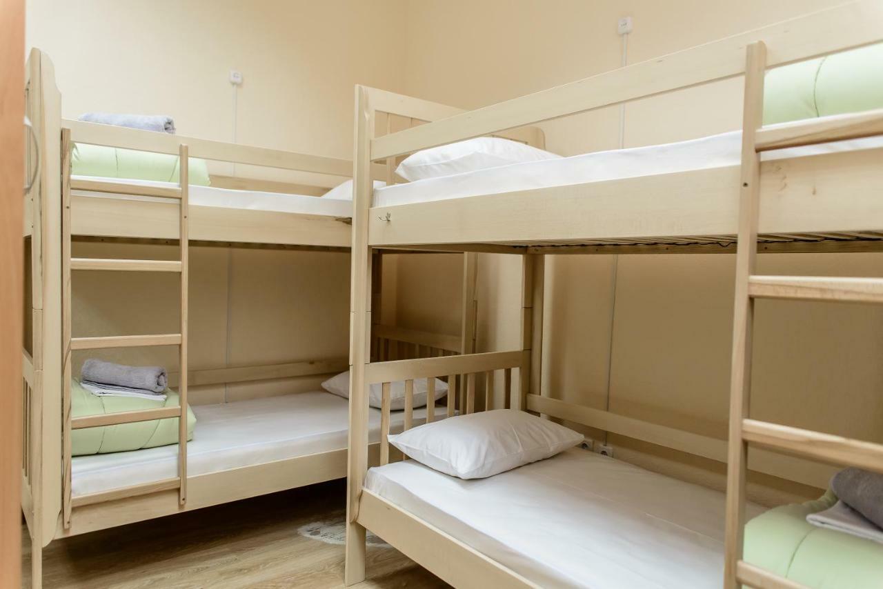 Globus Lipki Hostel Kiev Buitenkant foto