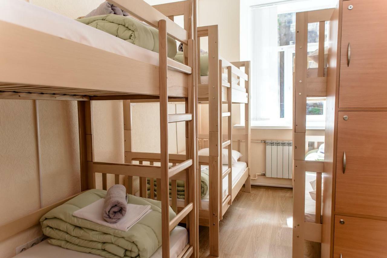 Globus Lipki Hostel Kiev Buitenkant foto