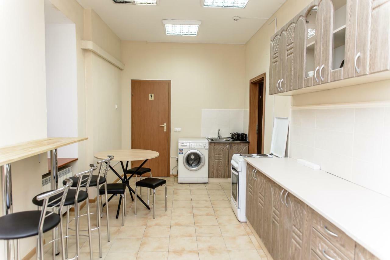 Globus Lipki Hostel Kiev Buitenkant foto
