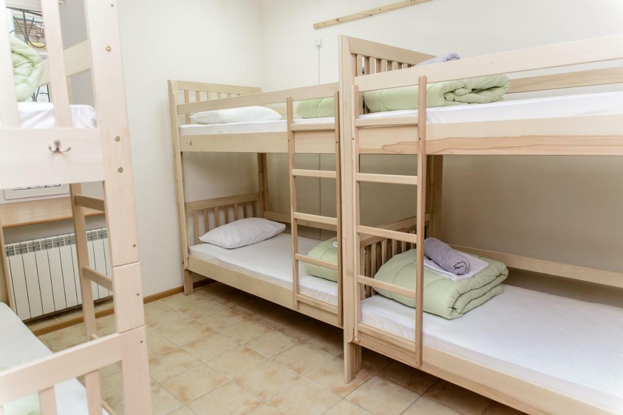 Globus Lipki Hostel Kiev Buitenkant foto