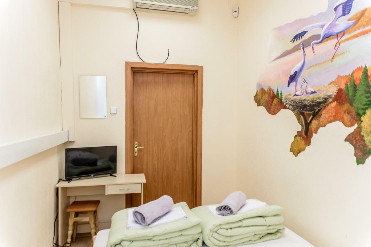 Globus Lipki Hostel Kiev Buitenkant foto
