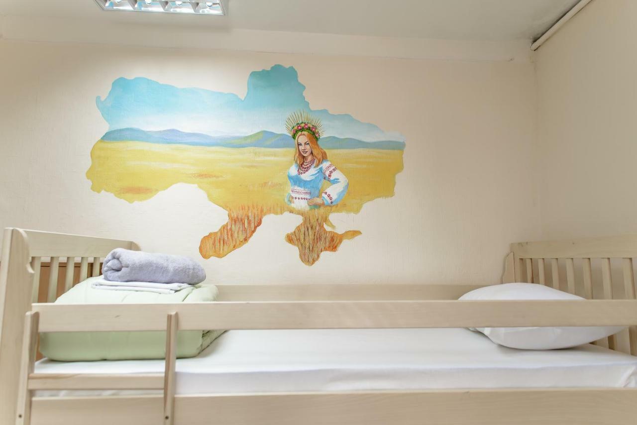 Globus Lipki Hostel Kiev Buitenkant foto