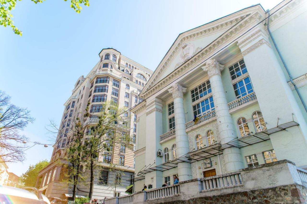 Globus Lipki Hostel Kiev Buitenkant foto
