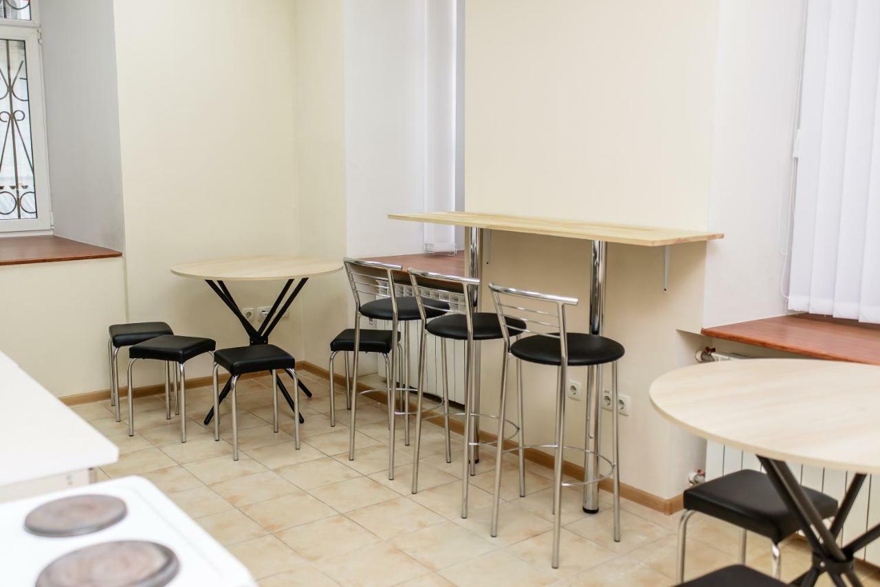 Globus Lipki Hostel Kiev Buitenkant foto