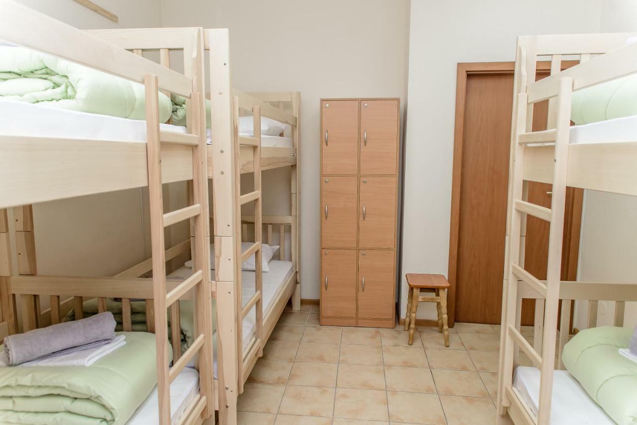 Globus Lipki Hostel Kiev Buitenkant foto