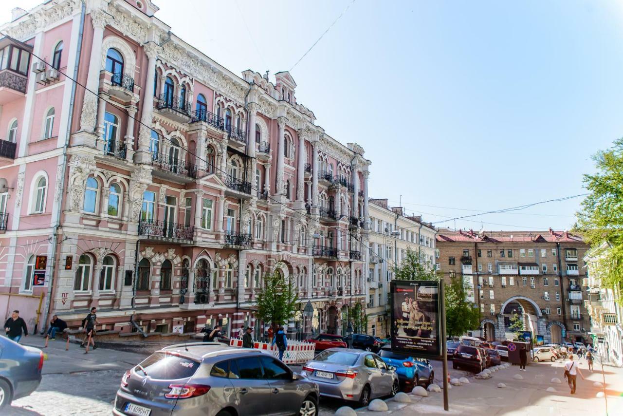 Globus Lipki Hostel Kiev Buitenkant foto
